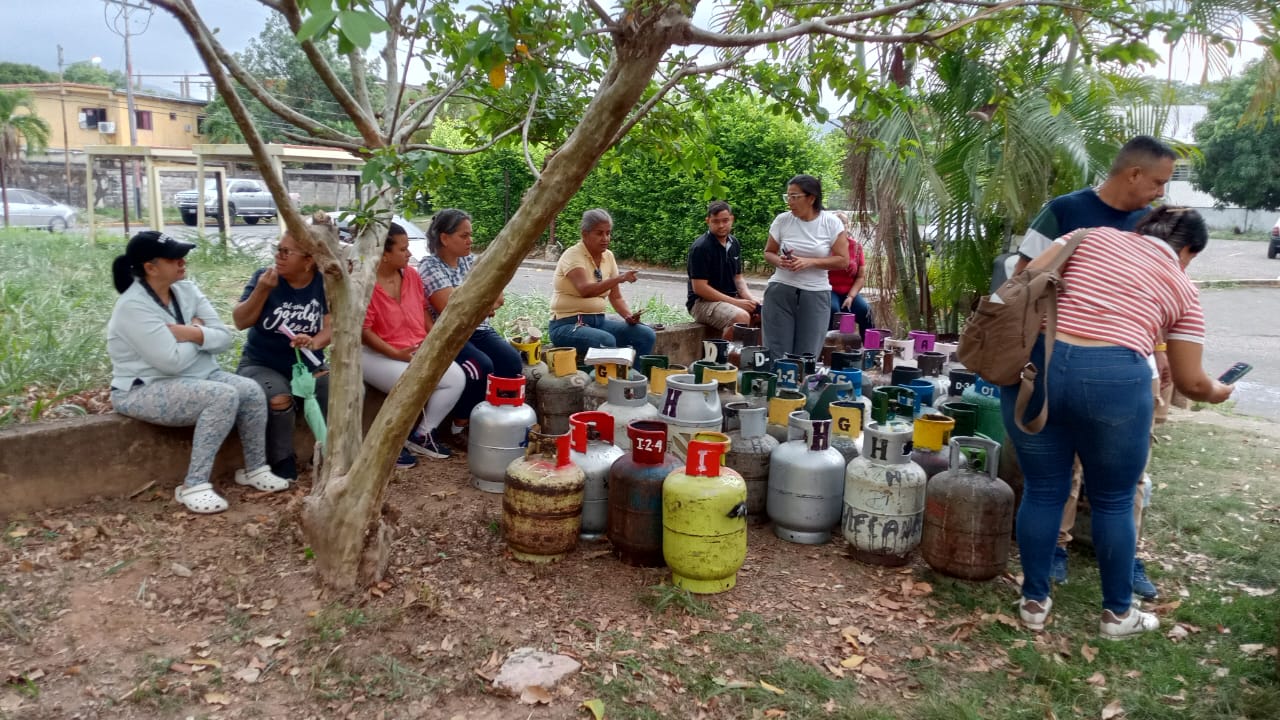 CONSEJO COMUNAL " TERRAZAS DE PARAMACAY II" COORDINÓ ATENCIÓN DE GAS DOMÉSTICO PARA FAMILIAS DEL SECTOR “E” DE TERRAZAS DE PARAMACAY