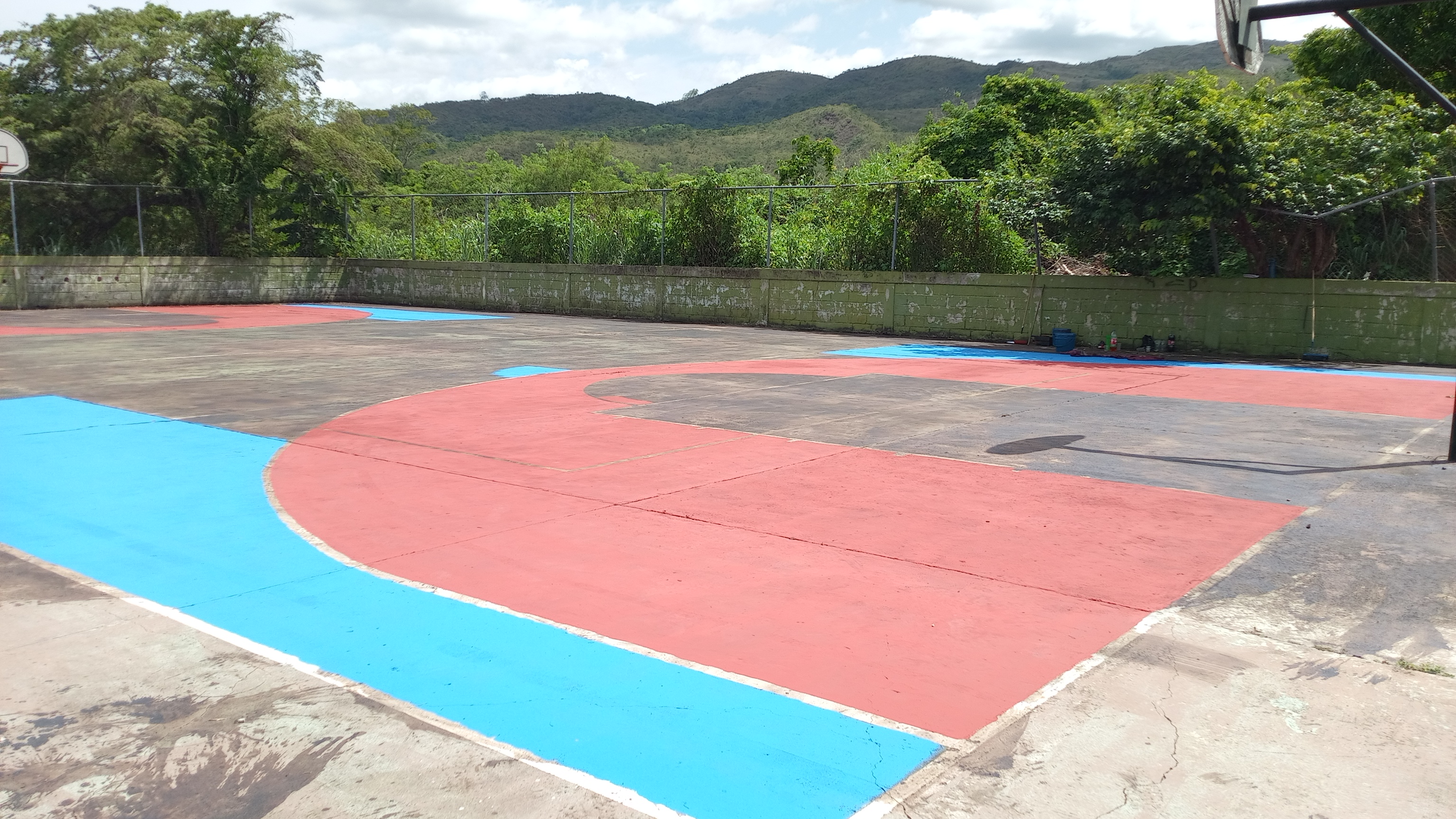 GUARDIA DEL PUEBLO Y VECINOS INICIAN RECUPERACIÓN DE ESPACIOS DEPORTIVOS EN TERRAZAS DE PARAMACAY
